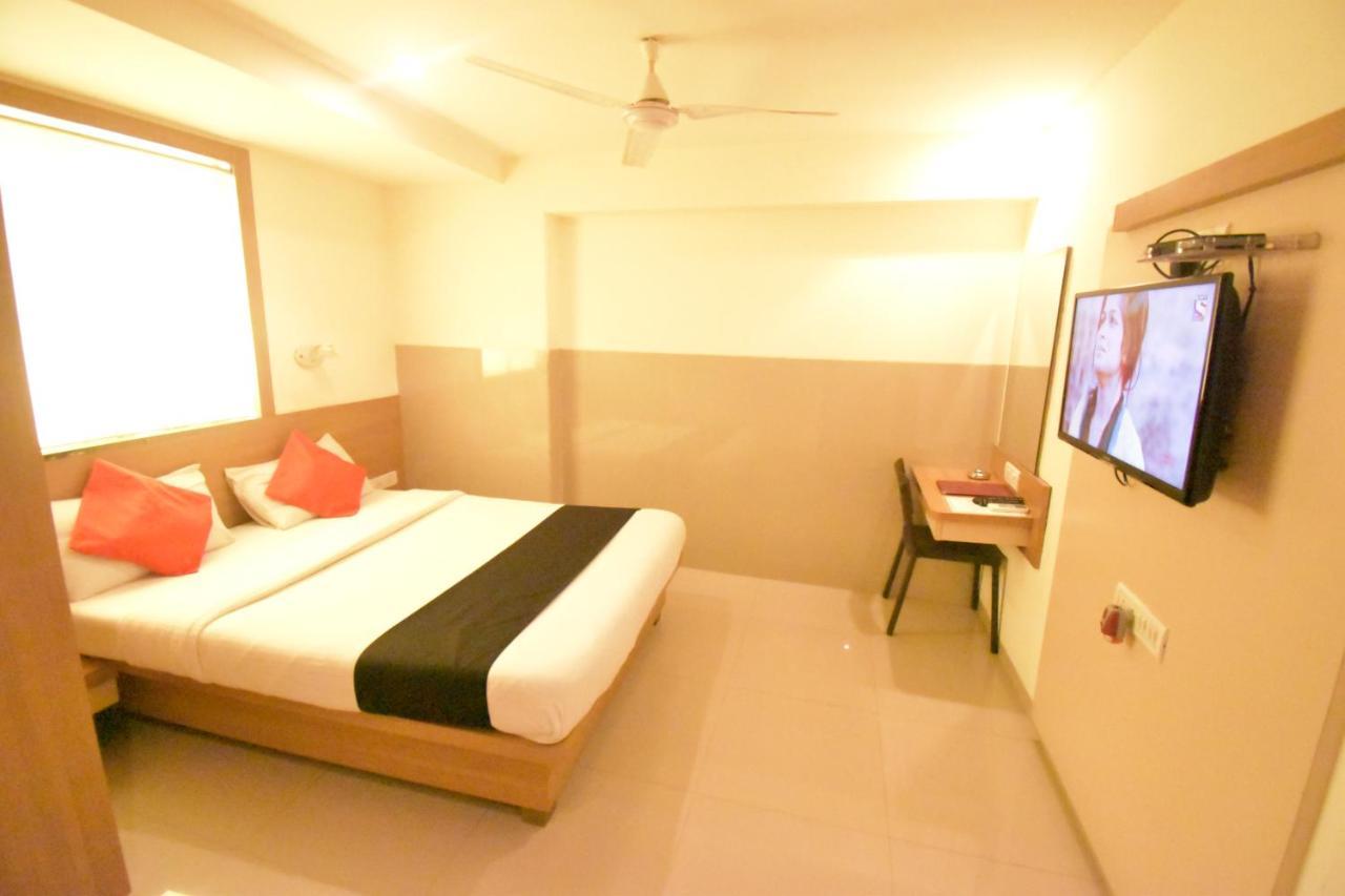 Hotel Everest Lodging נאווי מומבאי מראה חיצוני תמונה